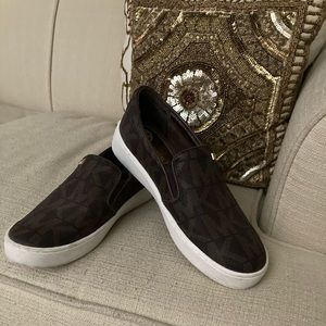 Michael Kors 5 M slip on almost new